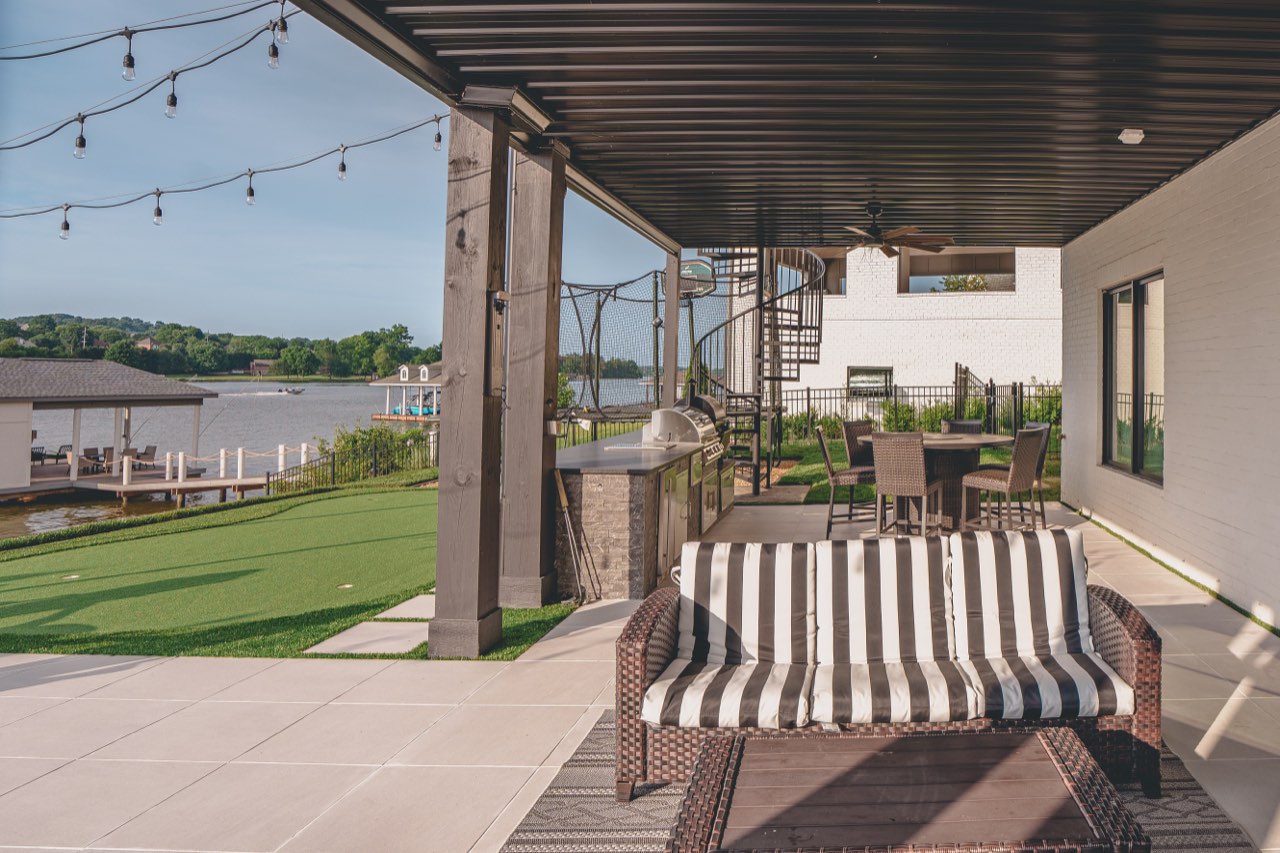 Pergola Lounge, Outdoor Kitchen & Putting Green